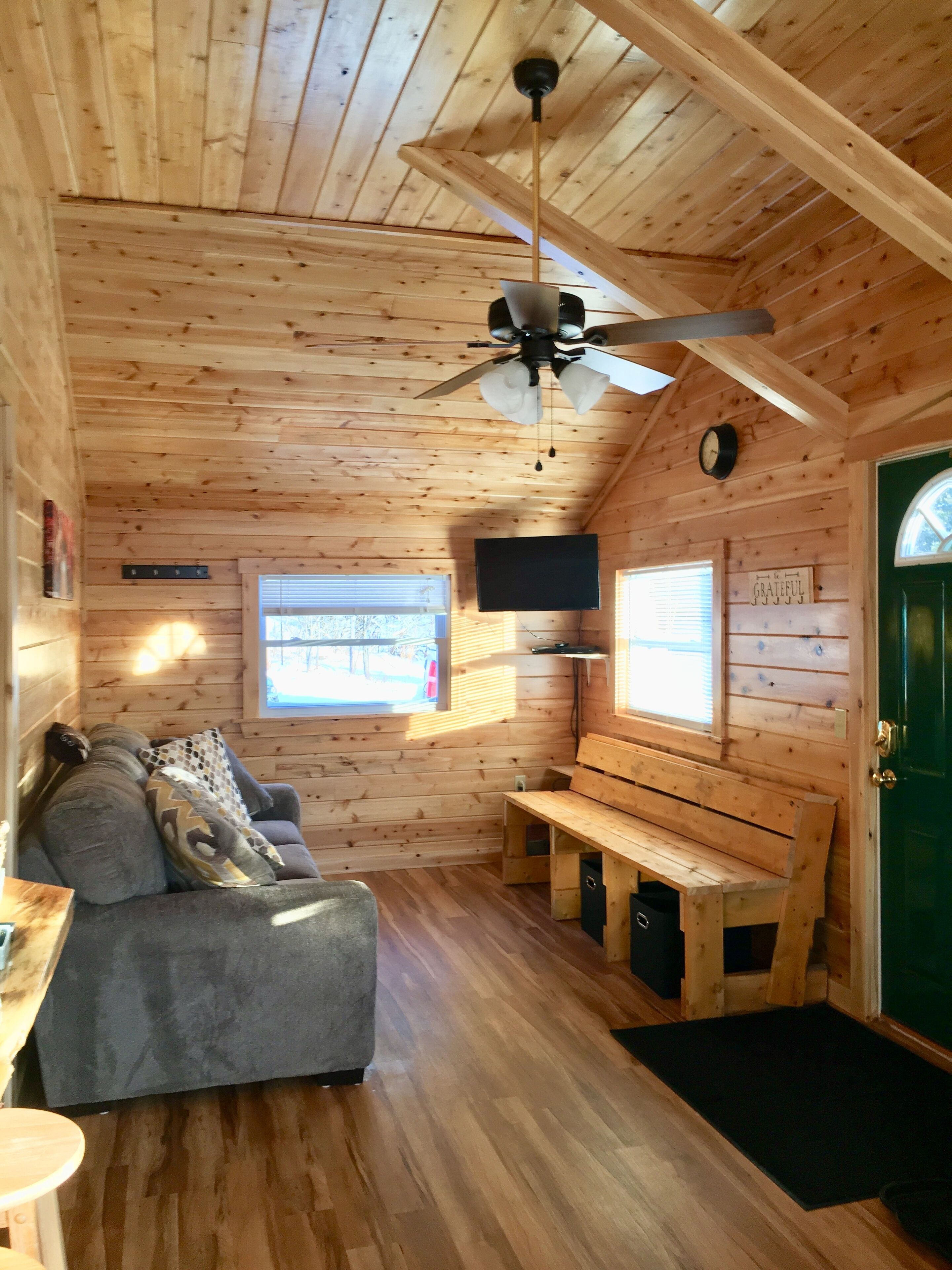*Kelly's Cottage*  clean, cozy, & cute cabin in Pittsburg, NH