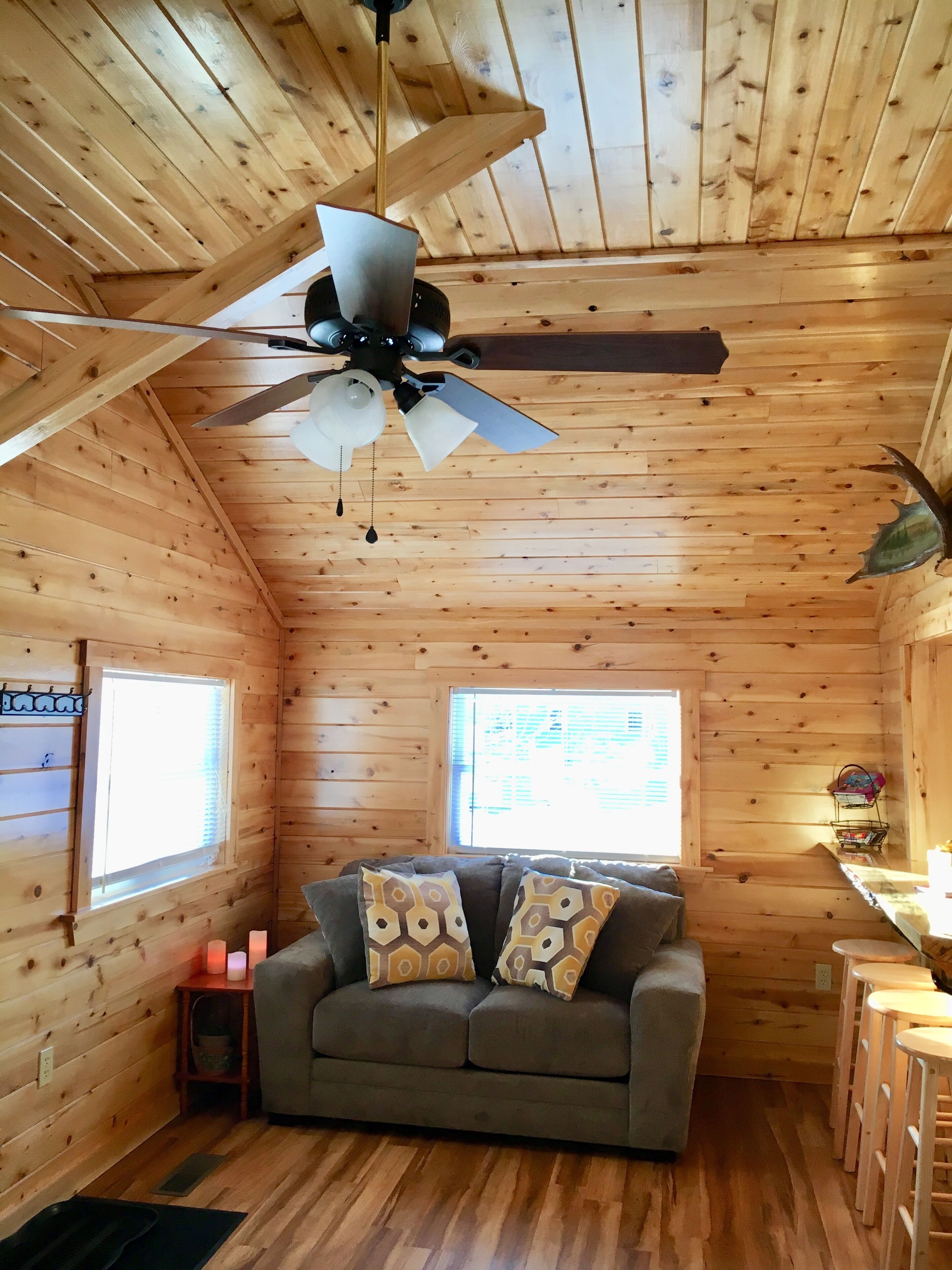 *Kelly's Cottage*  clean, cozy, & cute cabin in Pittsburg, NH