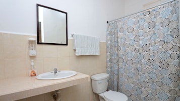 Dusch, handdukar, schampo och toalettpapper