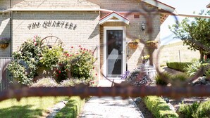 Un bâtiment en briques sur lequel on peut lire l’inscription : « The Quarters ».