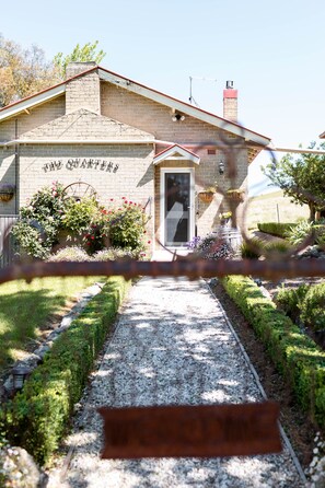 Property grounds - The Quarters - A real farm experience (Emu Swamp)