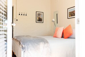 3 bedrooms, iron/ironing board, bed sheets, wheelchair access - The Quarters - A real farm experience (Emu Swamp)