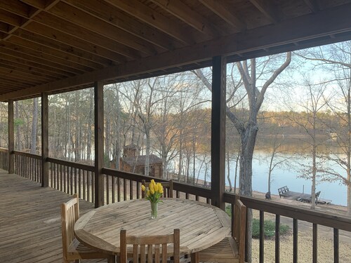 Perfect Family Vacation Home On The Lake!