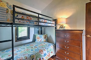 2 quartos, ferros/tábuas de passar roupa, berço de viagem