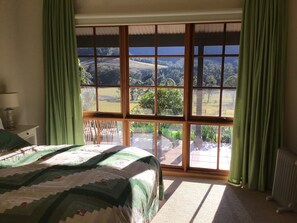 3 bedrooms, iron/ironing board, travel cot, free WiFi - Tantallon in Berry - an exclusive getaway with wifi + pool (Bundewallah)