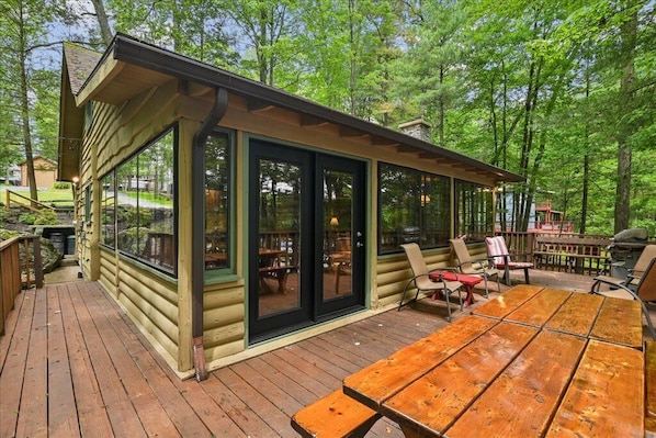 Outdoor dining - Sunny Point Lake Wallenpaupack Lakefront with private dock - 4 bedroom sleeps 9 (Lakeville)