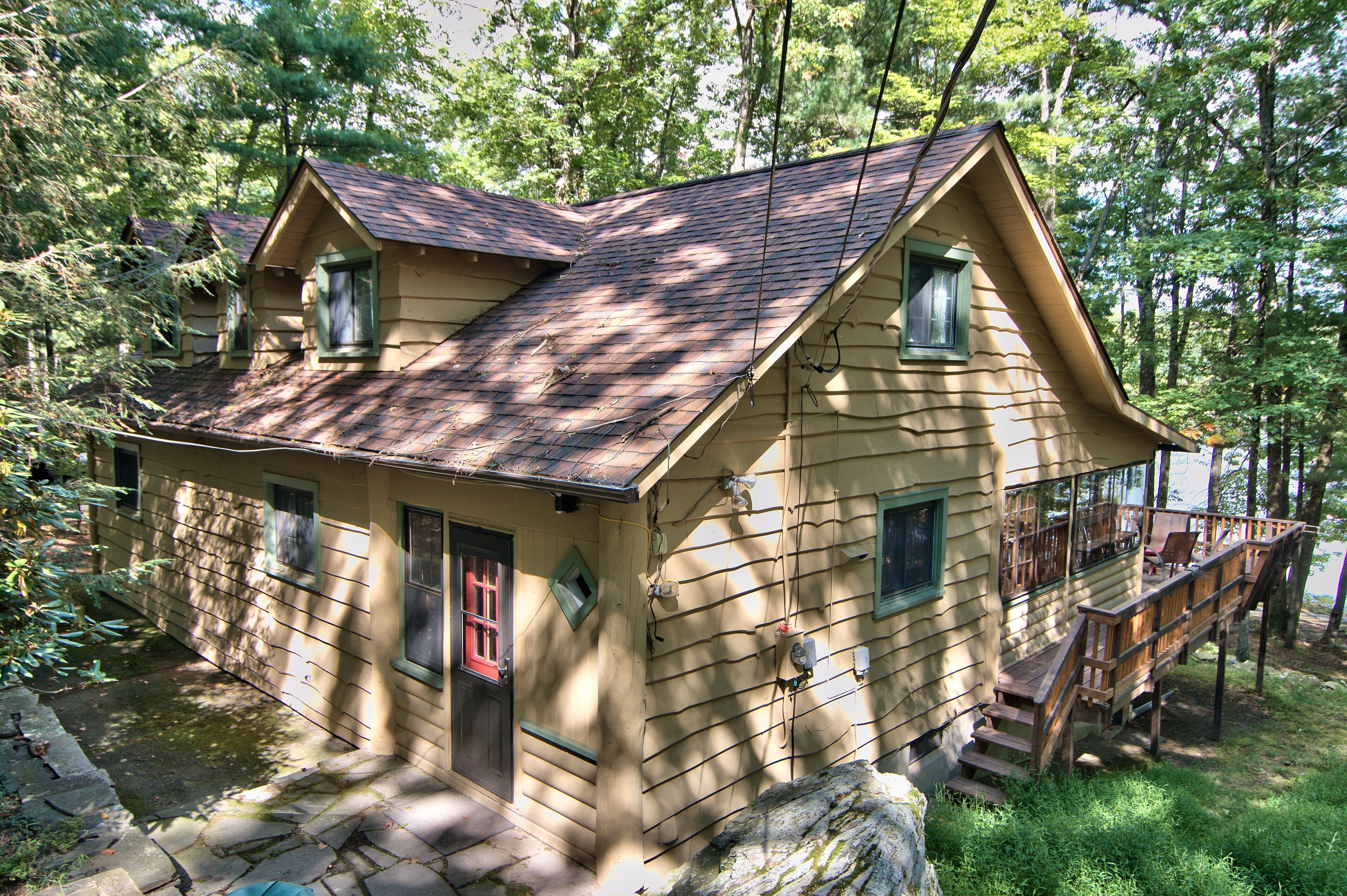 Sunny Point Lake Wallenpaupack Lakefront  - 4 bedroom sleeps 8-10