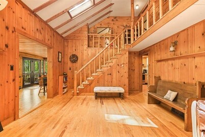 Sunny Point Lake Wallenpaupack Lakefront with private dock - 4 bedroom sleeps 9