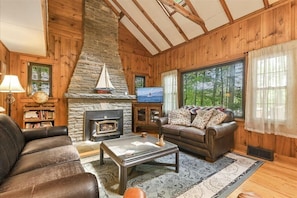 TV, fireplace, DVD player - Sunny Point Lake Wallenpaupack Lakefront with private dock - 4 bedroom sleeps 9 (Lakeville)