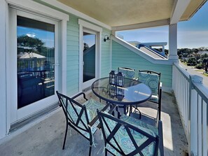 Outdoor dining - Bright & Upgraded w/ Covered Balcony. Walk to the Beach! (Tybee Island)