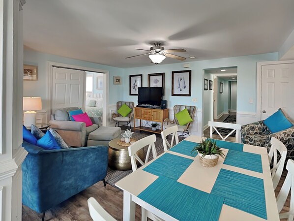 TV - Bright & Upgraded w/ Covered Balcony. Walk to the Beach! (Tybee Island)