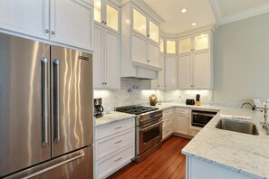 Fridge, microwave, oven, stovetop - Heated Pool Access | 5*Clean | Flex Cancelation (Savannah)