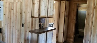 Walhalla Sportsman's Cabin near rivers, lakes, National Forest! Cable tv-wifi