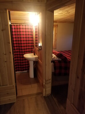 2 bedrooms, WiFi - Walhalla Sportsman's Cabin near rivers, lakes,  National Forest! Cable tv-wifi (Walhalla)