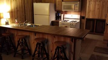 Réfrigérateur grande capacité avec congélateur, four à micro-ondes