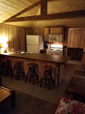 Refrigerador con congelador, microondas, horno y parrilla de estufa 