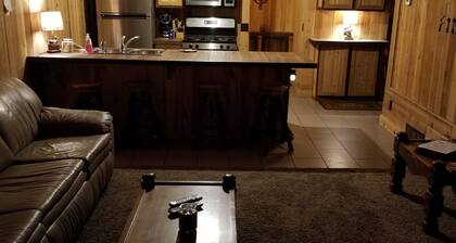 Walhalla Sportsman's Cabin near rivers, lakes, National Forest! Cable tv-wifi