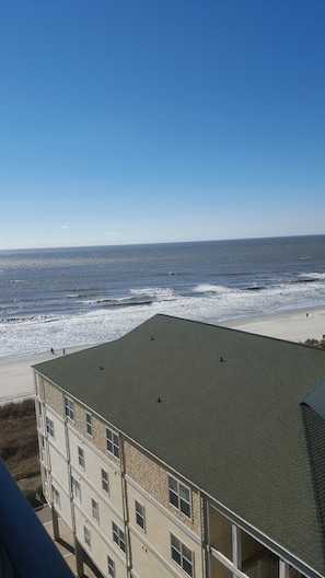 On the beach - Family-Friendly Oceanfront Condo That Has A Pool, Lazy River, And Jacuzzi. (North Myrtle Beach)