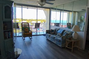 Älytelevisio, DVD-soitin, kirjoja, stereot