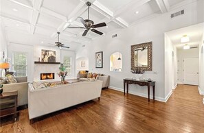Smart TV, fireplace, DVD player, books -  ATL 8 BEDRM FIFA Sports & Large Groups 404-772-6998 {SLEEPS 15-19} Chef kitchen (Powder Springs)