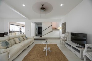 LCD-Fernseher, DVD-Player, Bücher, Videothek