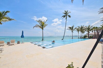 Luxury condo with a beachy Bahamian twist!