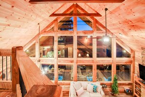 Televisión, chimenea, futbolito