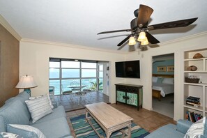 Televisie, boeken en een stereo