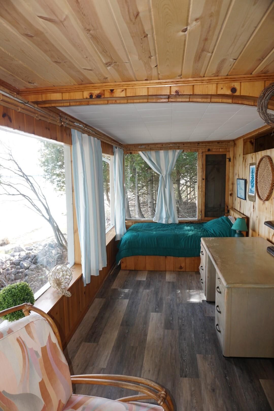 Extra bay view bedroom off of the living room. Best view in the cottage!