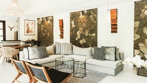 TV, DVD player, books, video library - Villa Ria Seminyak- private villa in a great location close to Potatohead (Kabupaten Badung)