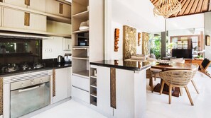 Køleskab, mikrobølgeovn, ovn, kogeplade