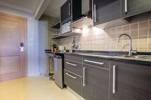 Réfrigérateur, micro-ondes, plaque de cuisson, cafetiÚre/bouilloire