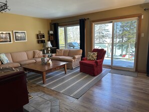 Téléviseur, foyer, lecteur de DVD, table de baby-foot