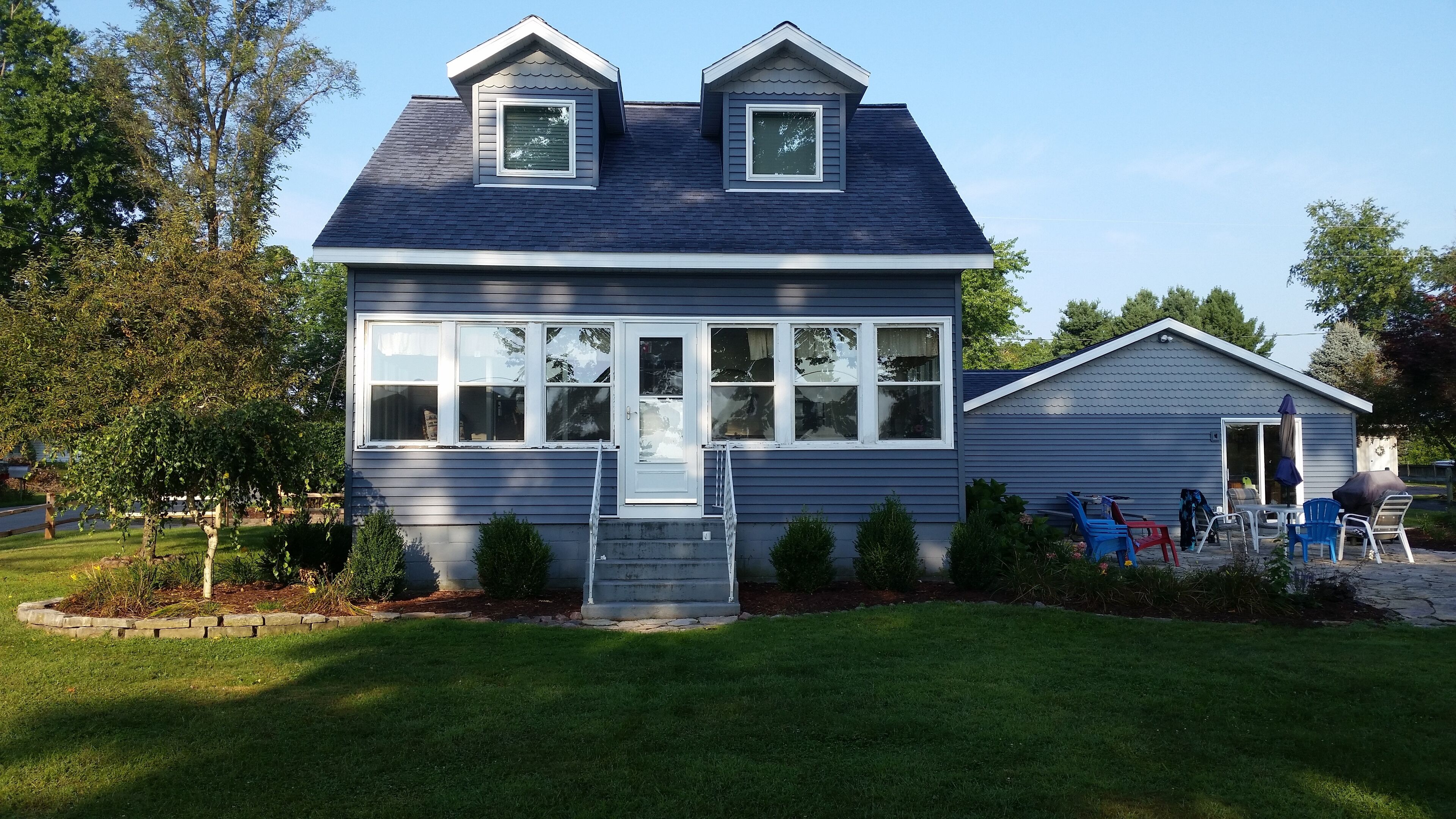 Quaint and Roomy Cottage On Beautiful Dewey Lake!!