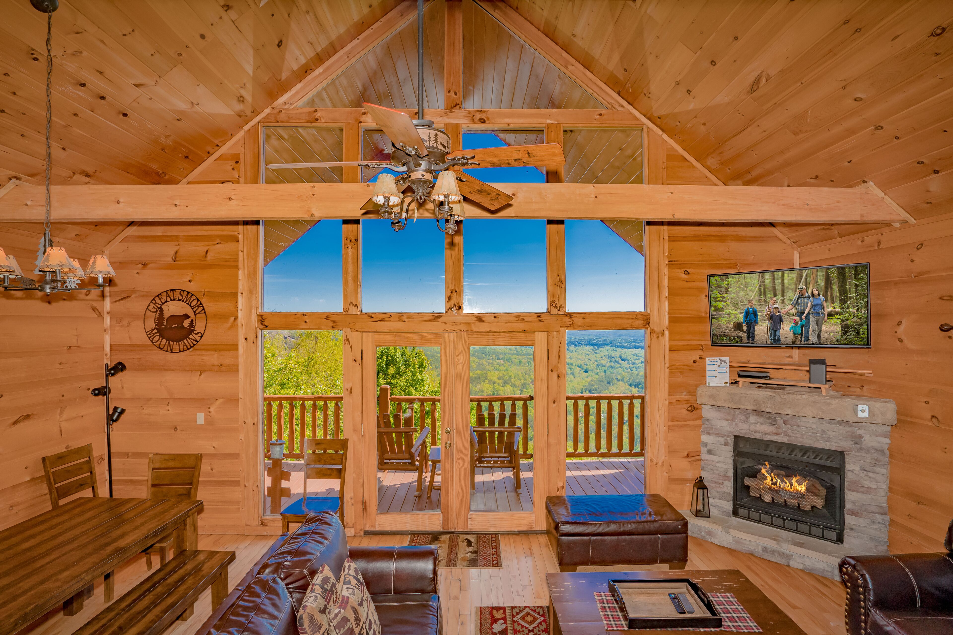 Radiant View: VIEWS! Game Room, Hot Tub, Wifi, Fire Pit, near Attractions!