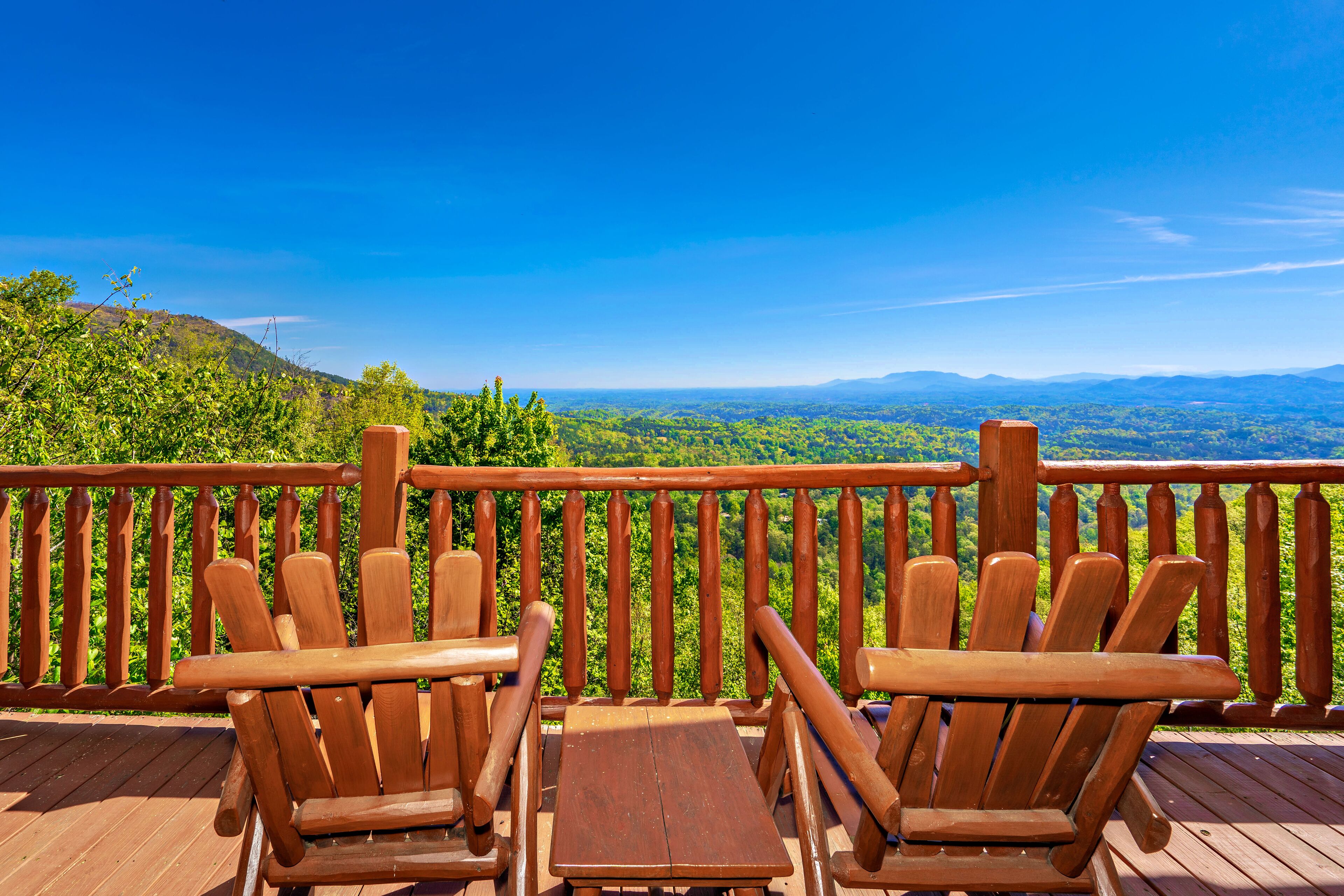 Radiant View: VIEWS! Game Room, Hot Tub, Wifi, Fire Pit, near Attractions!
