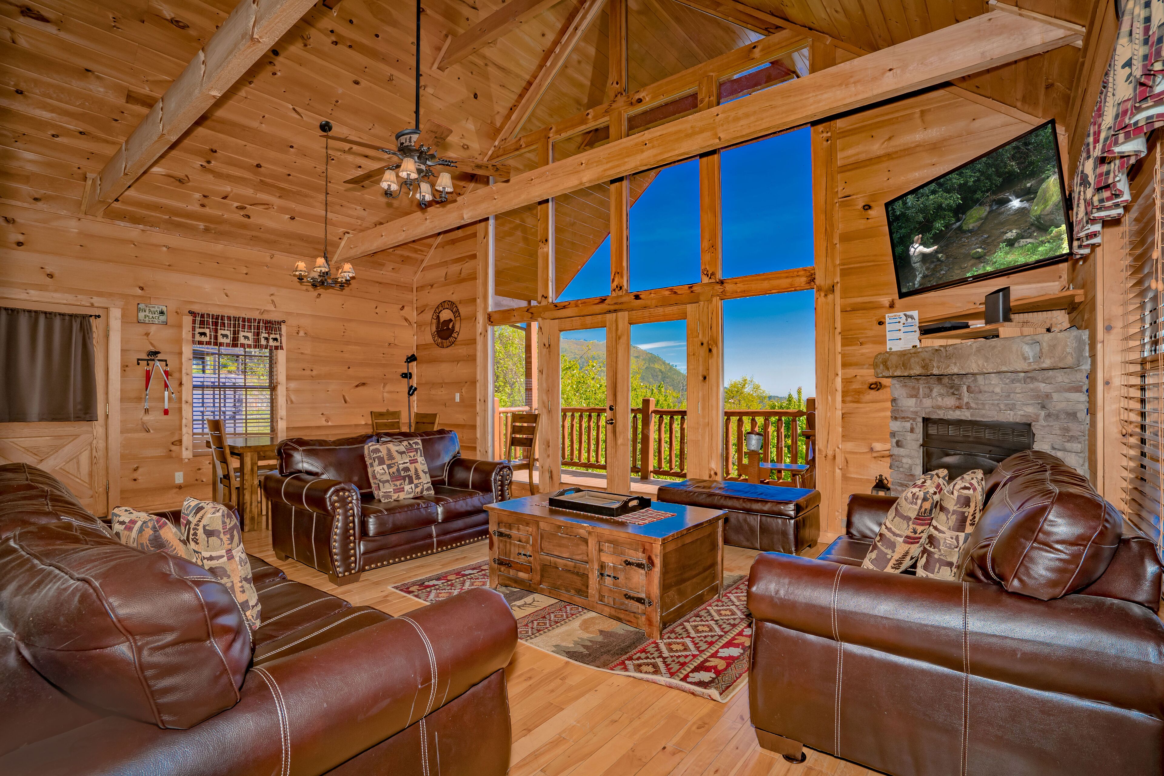Radiant View: VIEWS! Game Room, Hot Tub, Wifi, Fire Pit, near Attractions!