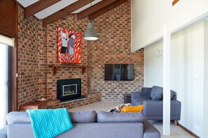 Televisión, reproductor de DVD, mesa de ping pong, libros