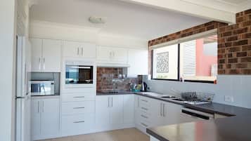 Jääkaappi, mikroaaltouuni, uuni, liesi