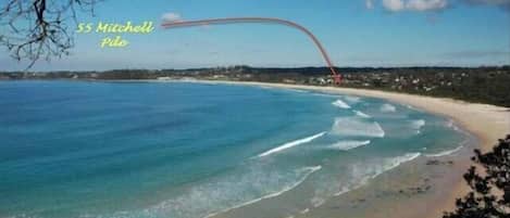 En la playa y camastros