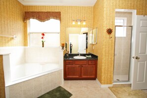 Hair dryer, towels - Bright, Immaculate, Private Pool, Gated Community (Kissimmee)