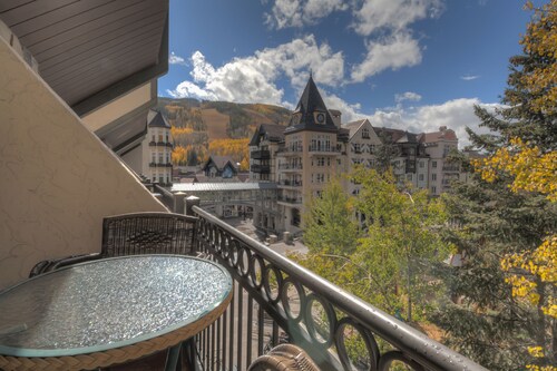 1 min. to slopes!Wake up & Ski! Steps to ski lift/gondola, shops & dining! 