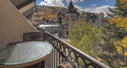 1 min. to slopes!Wake up & Ski! Steps to ski lift/gondola, shops & dining!