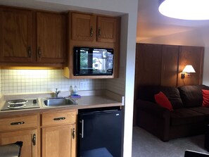 Kühlschrank, Mikrowelle, Ofen, Wasserkocher mit Kaffee-/Teezubehör