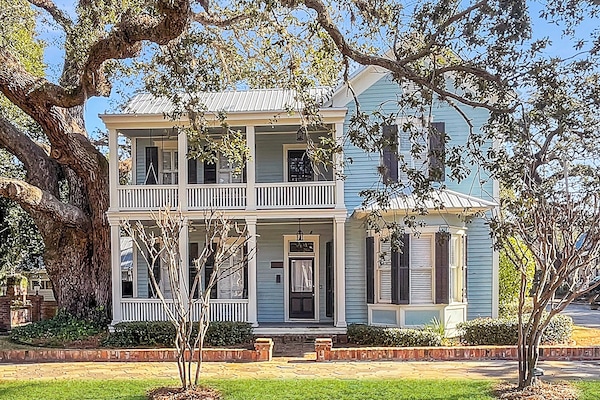 Grand Southern Home on tree-lined street in beautiful Old Town Brunswick
