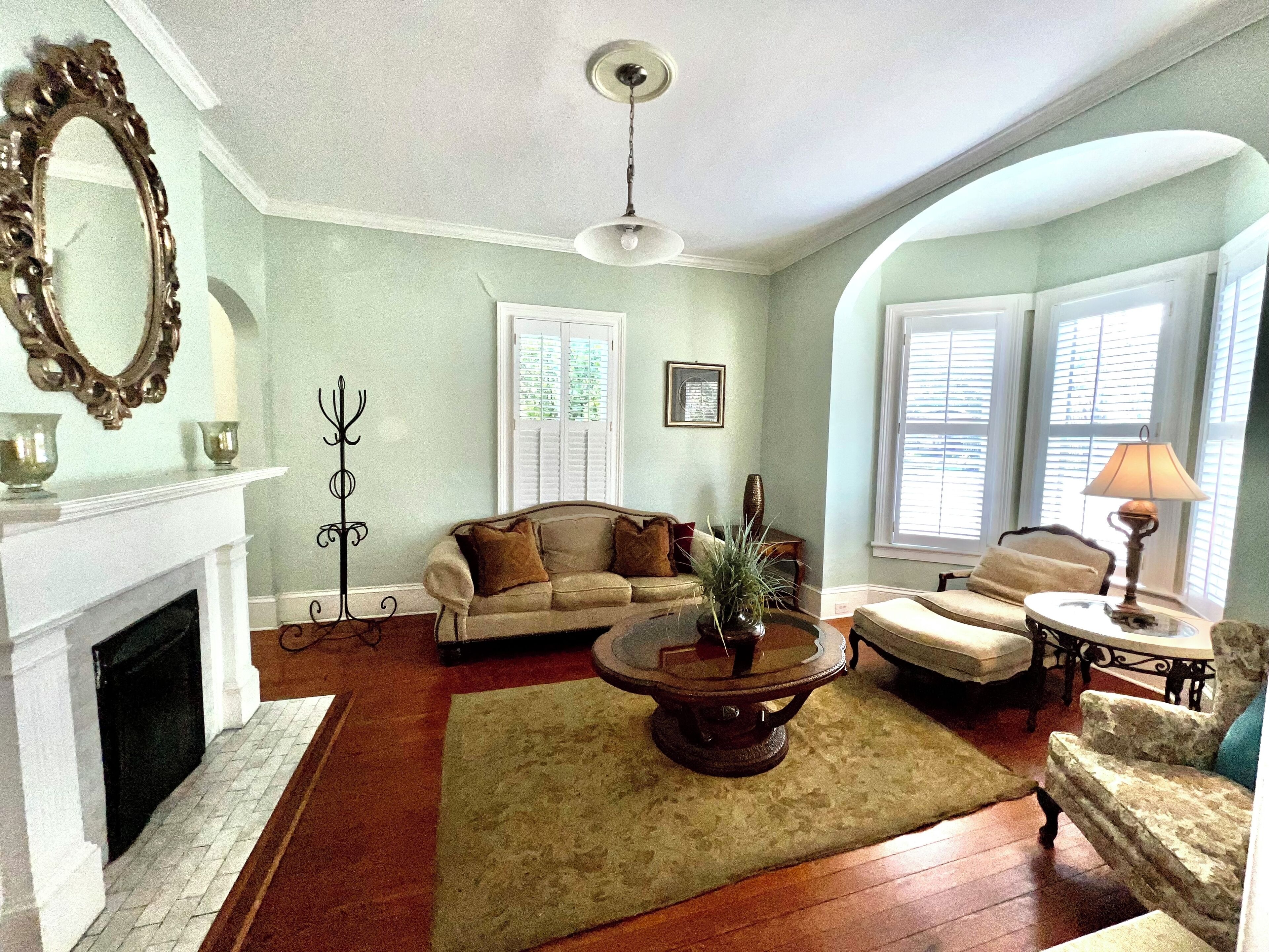 Historic District - Grand Victorian Home with Courtyard near Island Beaches