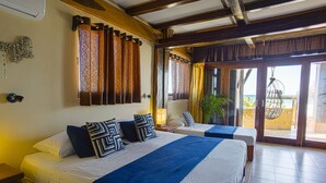 Habitación de hotel con dos camas, un balcón con vistas y techo de madera.