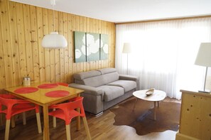 Fernseher, Videospielkonsole, DVD-Player, Tischtennisplatte