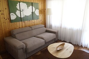 Fernseher, Videospielkonsole, DVD-Player, Tischtennisplatte