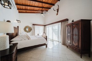 3 bedrooms, in-room safe, free WiFi, bed sheets - Private piece of luxury living in Manuel Antonio - 5 minutes to Marina Pez Vela. (Manuel Antonio)